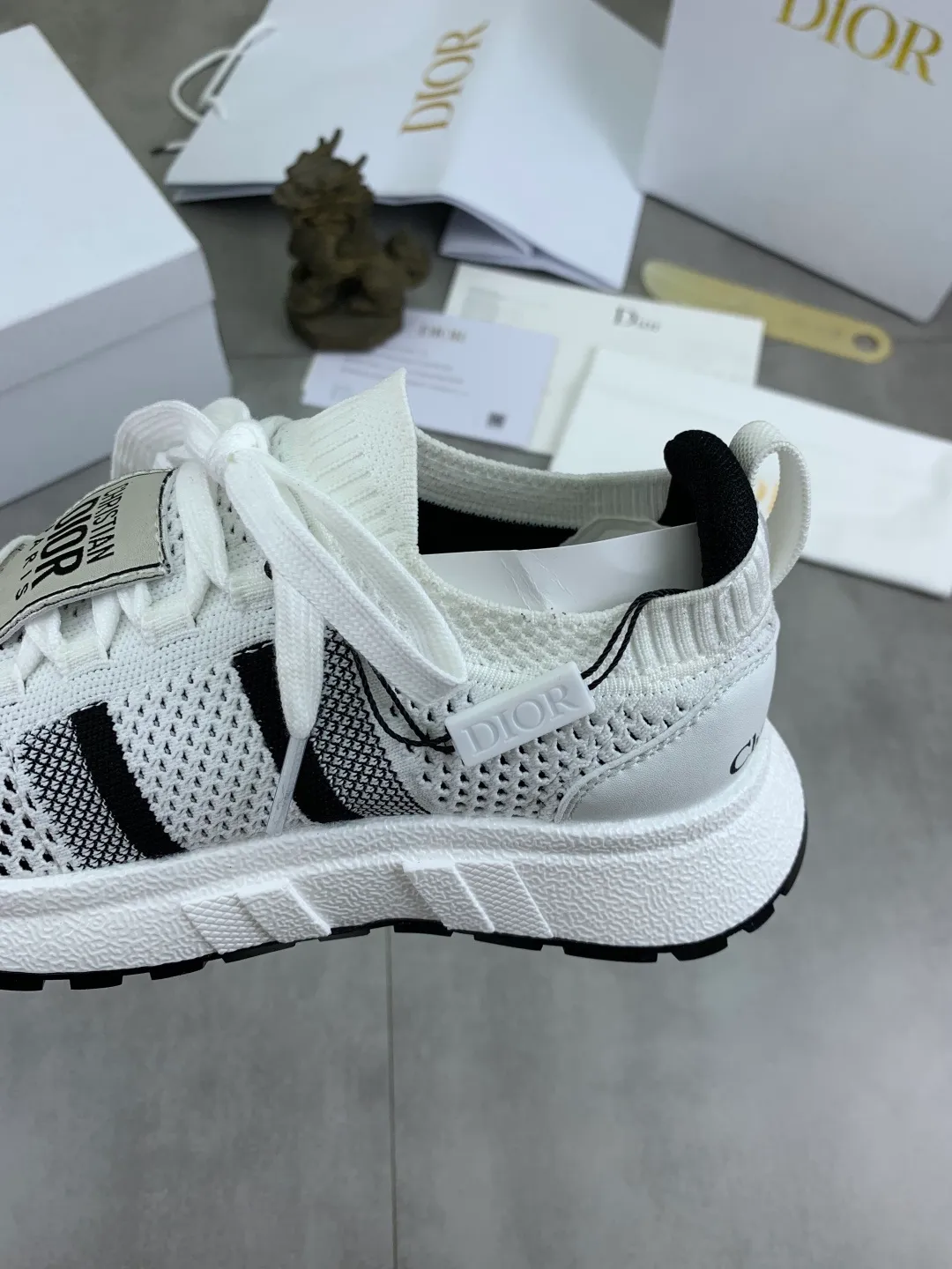 Men's Men's Shoes 💰P460 New 2025 new Run'n mesh fly-knit sneakers reinterpret sports style with an elegant and fashionable shape. The upper is crafted from pure black mesh fabric and features the Christian Dior Paris signature on the laces and heel. The sophisticated two-tone sole is lightweight and soft, adding a couture feel to any casual look. Upper: Original open-mold fly-knit fabric, breathable and comfortable. Inner foot pads: mesh fabric/suede sheepskin. Sole: TPU absorbent film anti-slip outsole. Size: couple size 35-45.